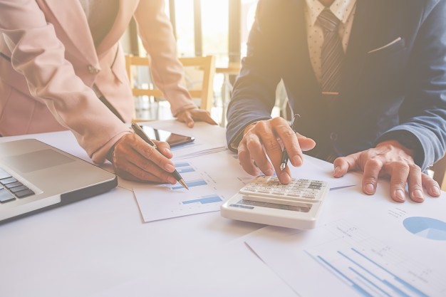 corporate-professional-project-talking-accountant-workplace_1418-31